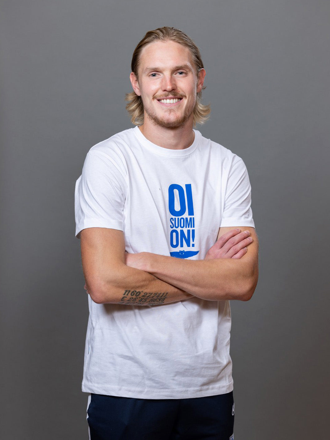 Oi Suomi on! -t-paita valkoinen. Materiaali 100 % ekologista Reilun kaupan puuvilla