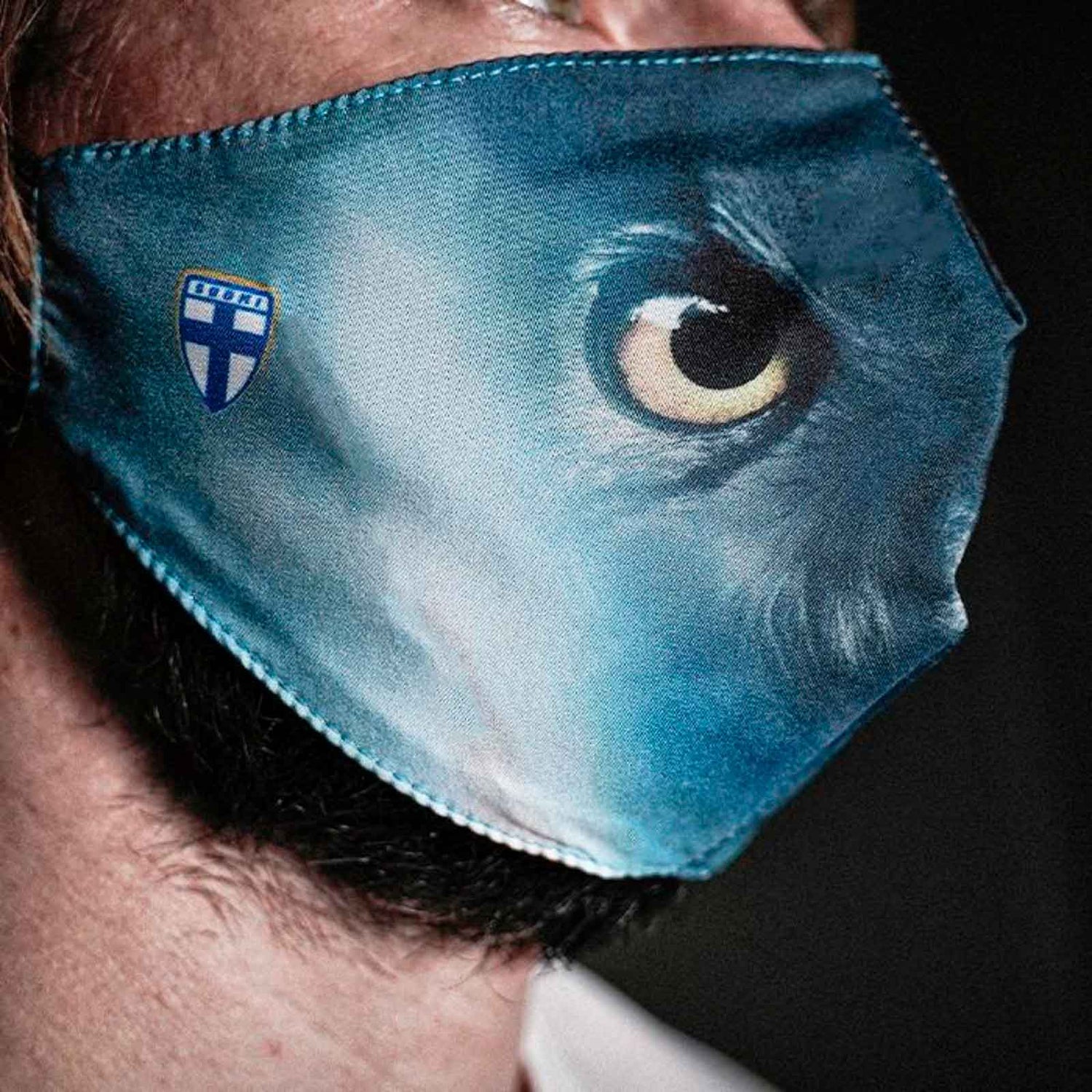 Sininen Huuhkajat-kasvomaski graafisella painatuksella.
