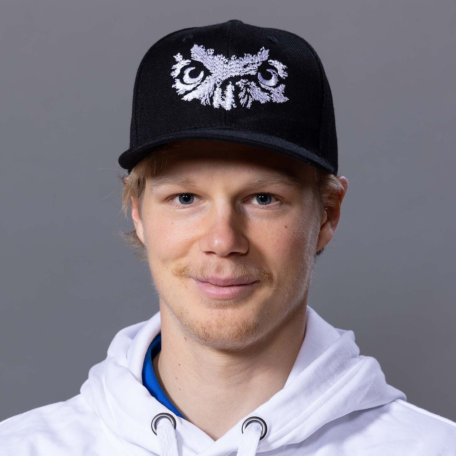 Musta lippis Huuhkajan silmät -designilla. 
