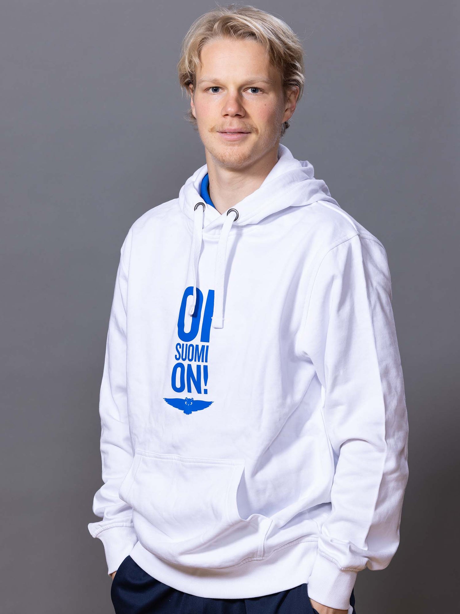 Valkoinen Oi Suomi on! -huppari. Laadukas hupullinen collegepaita, jossa harjattu, pehmeä sisäpuoli.