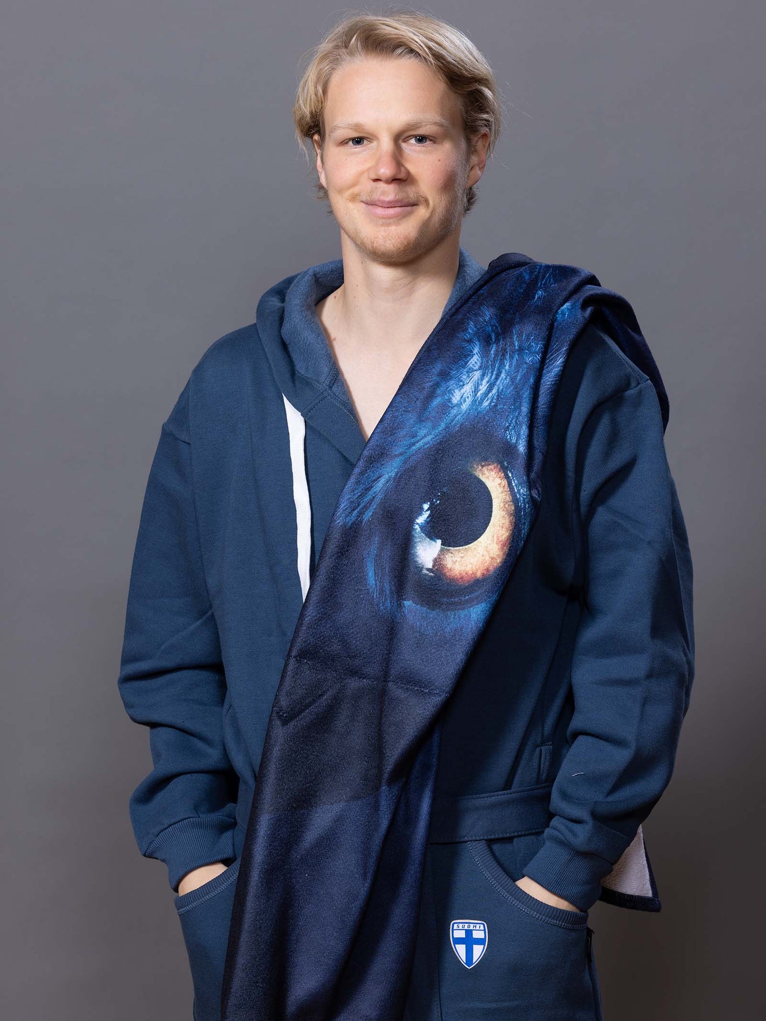 Tummansininen Huuhkajat-pyyhe.