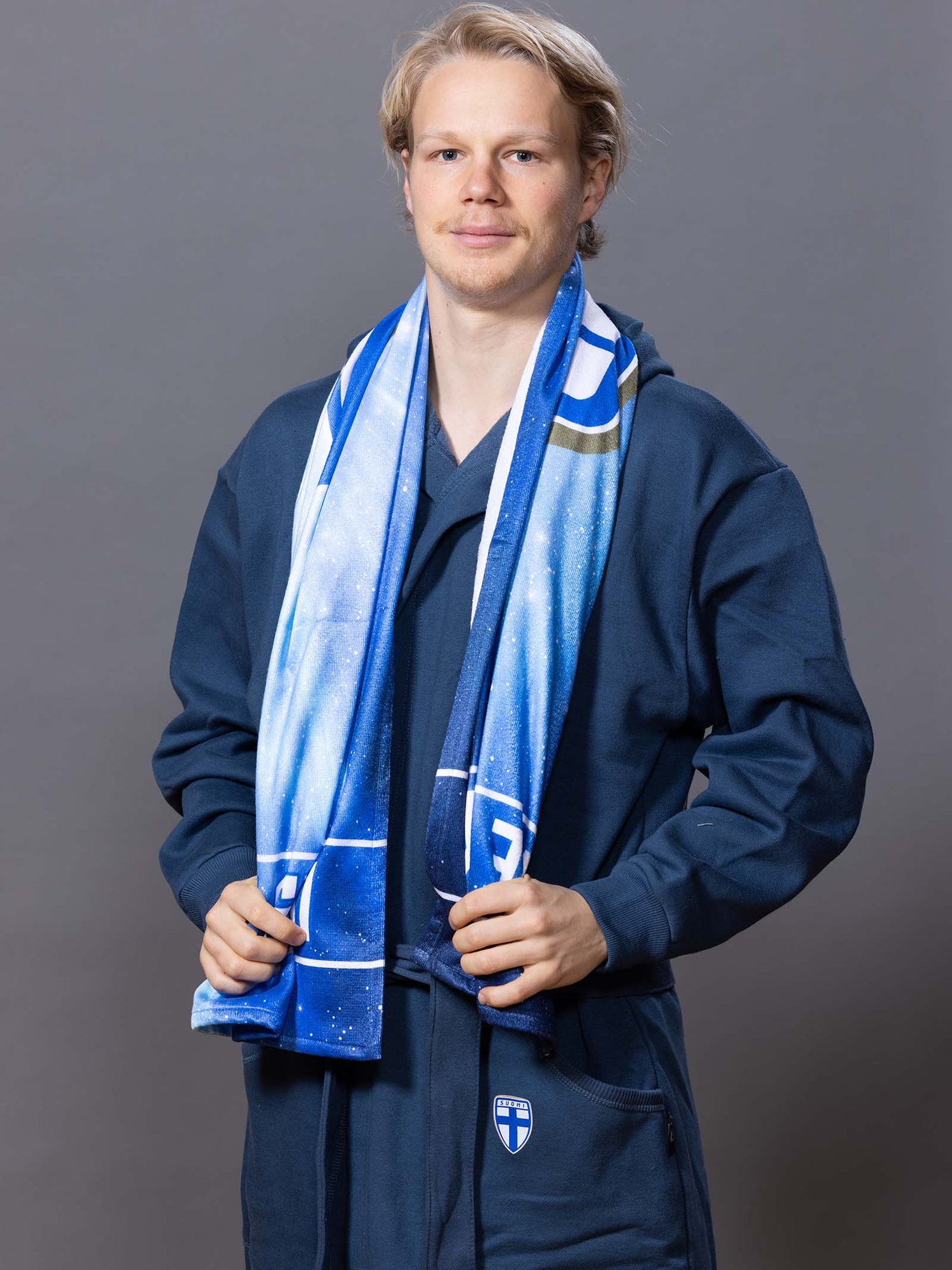 Maajoukkue-pyyhe Suomi-logolla. 